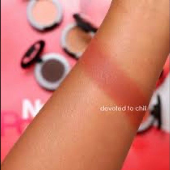 MAC POWDER KISS EYESHADOW ~ DEVOTED TO CHILI - Picture 3 of 4